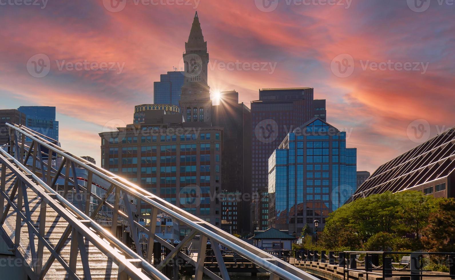 schilderachtig uitzicht op de haven en de stad van Boston foto