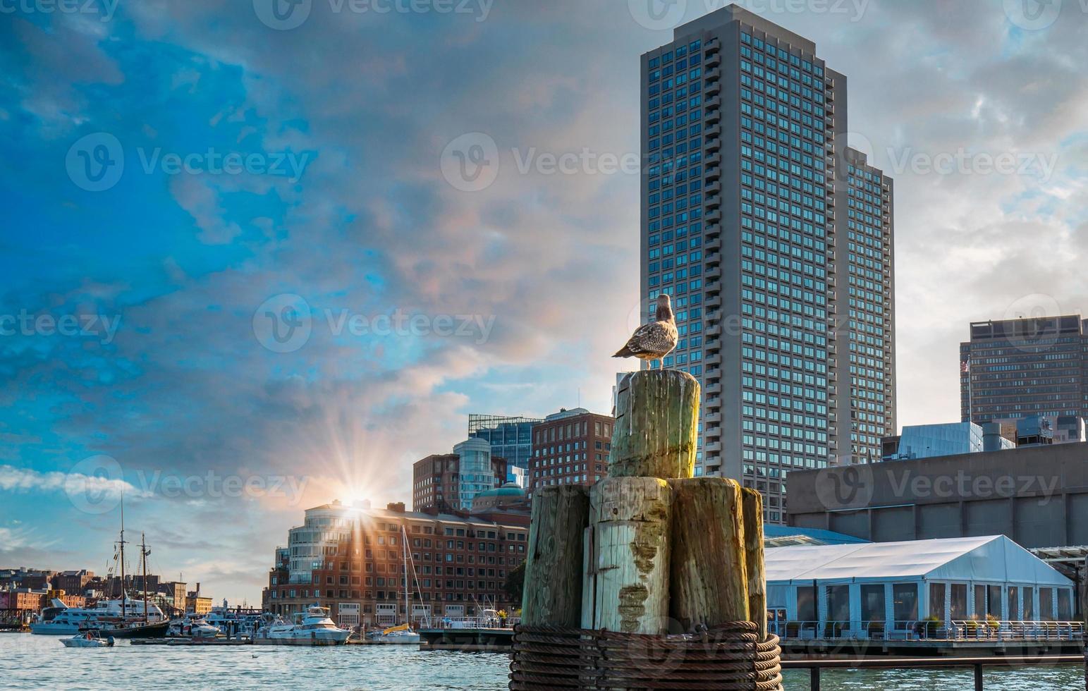 schilderachtig uitzicht op de haven en de stad van Boston foto