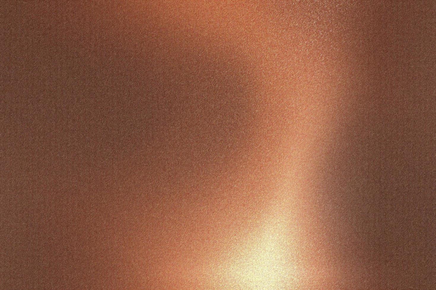 licht schijnt op rode golf metalen wand in donkere kamer, abstracte textuur achtergrond foto