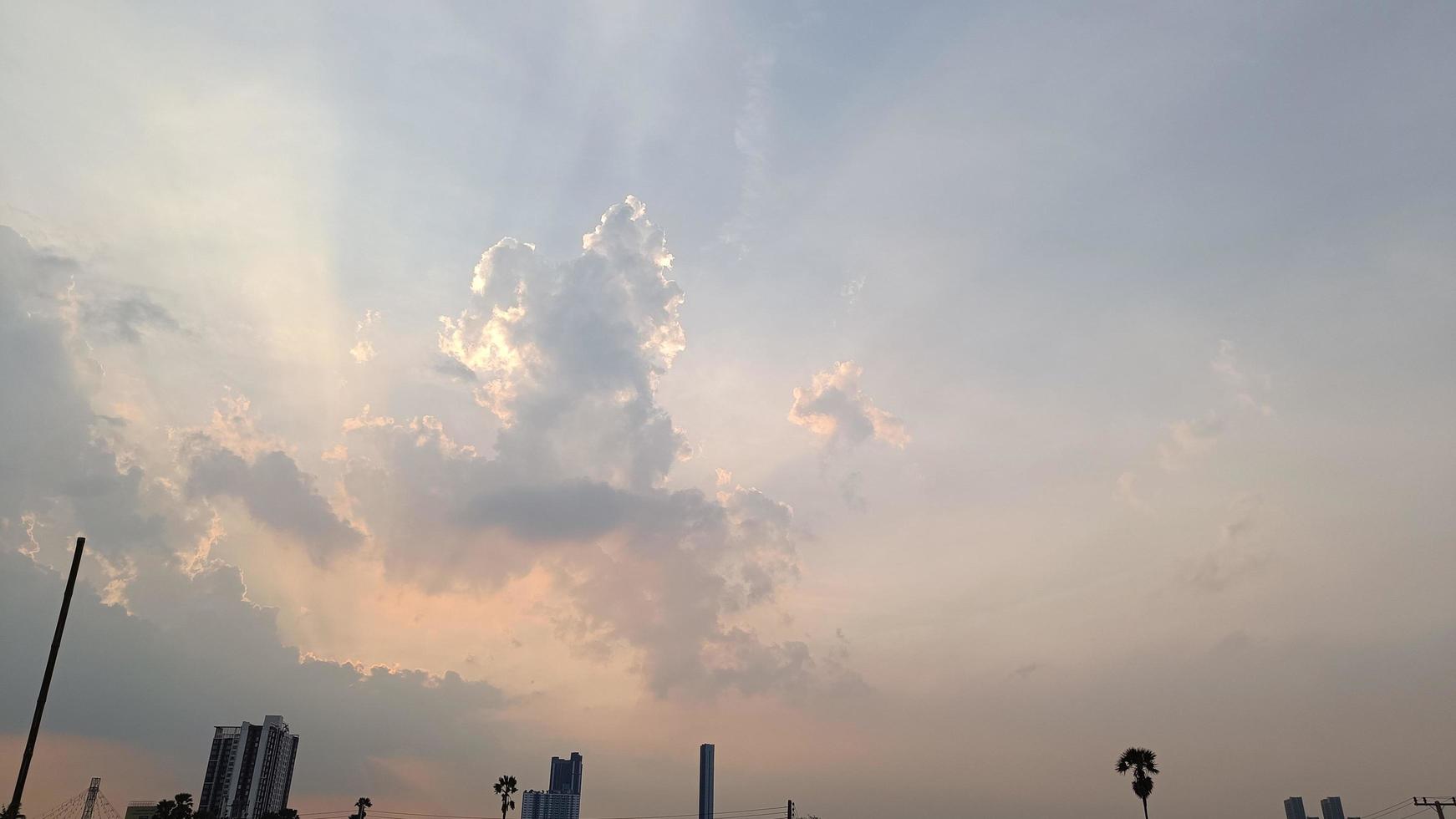 mooie oranje wolken met zonsondergang aan de hemel foto