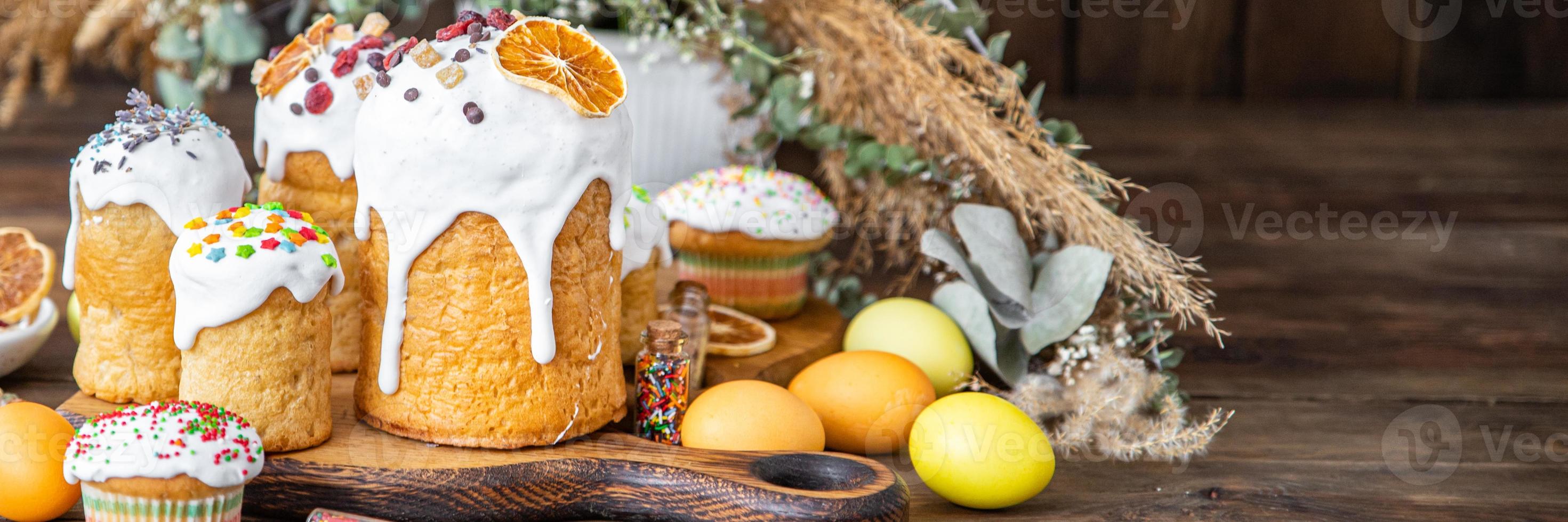 Pasen zoete cake en paaseieren dessert maaltijdtraktatie foto