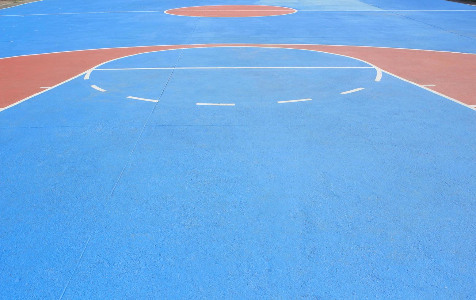 het basketbalveld met witte lijnen. foto