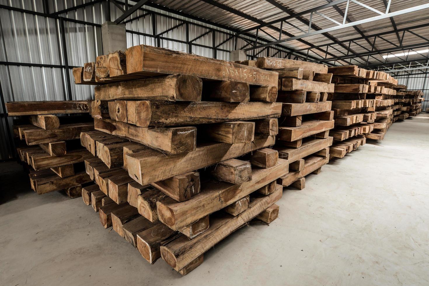 de groep houten pallet in de fabriek. pallet is een druk zelfstandig naamwoord, maar het is voornamelijk een plaat of frame van hout dat wordt gebruikt om dingen te dragen. het meest voorkomende type pallet is het type dat wordt gebruikt om vracht te verplaatsen. foto