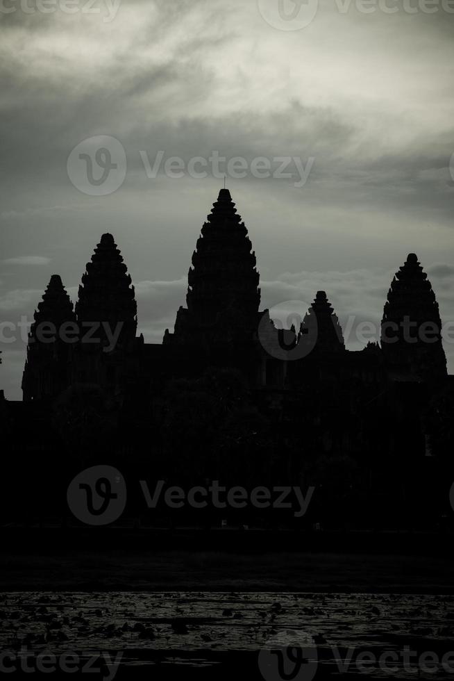 de silhouetschaduw van de tempel van angkor wat een iconisch oriëntatiepunt van siem reap, cambodja. foto