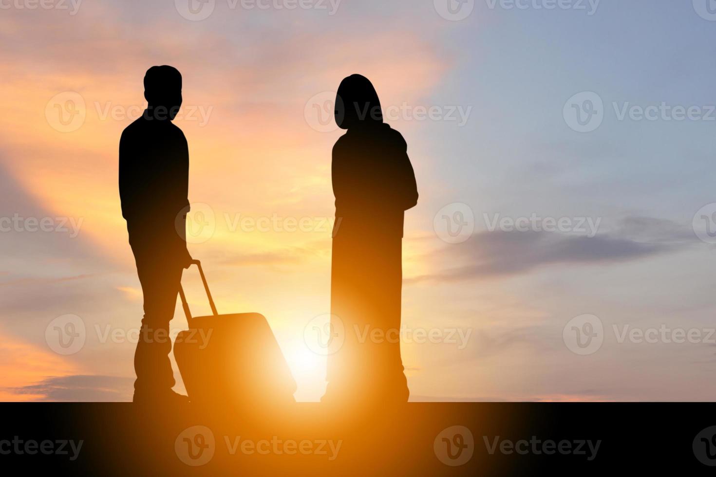 silhouet van jonge man en vrouwenreiziger met bagagekoffers, reisconcept foto