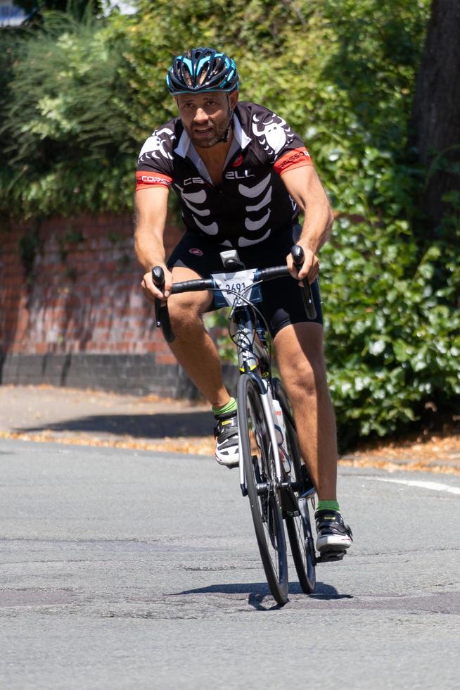 cardiff, wales, uk, 2018. wielrenner die deelneemt aan het wielerevenement velothon in cardiff wales op 8 juli 2018. een niet-geïdentificeerde persoon foto