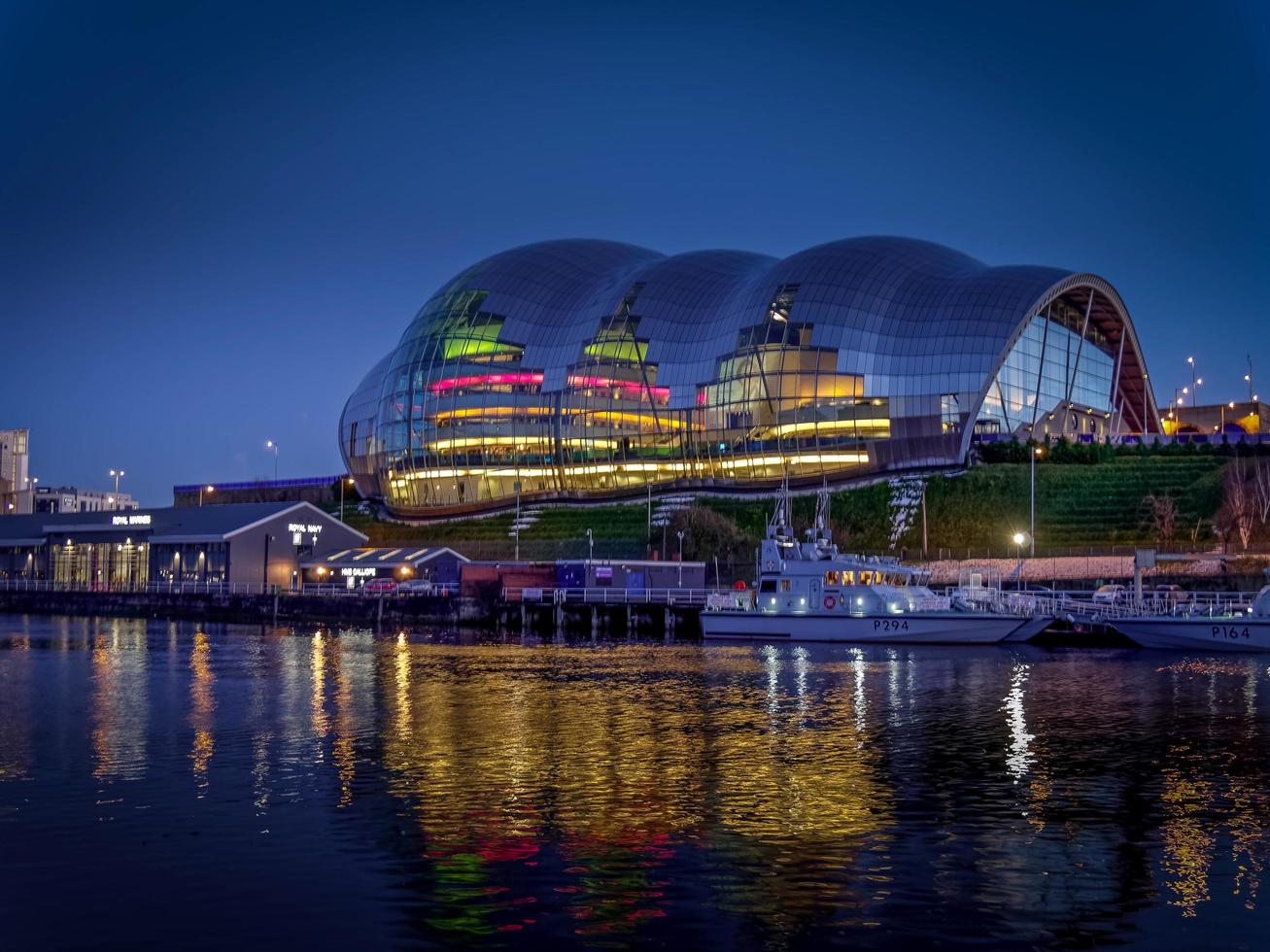 gateshead, tyne and wear, uk, 2018. zicht op het salie-gebouw in de schemering foto