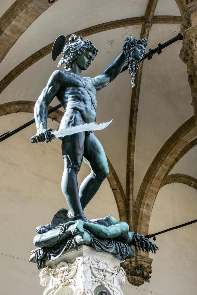 florence, toscane, italië, 2019. standbeeld van perseus met het hoofd van medusa foto