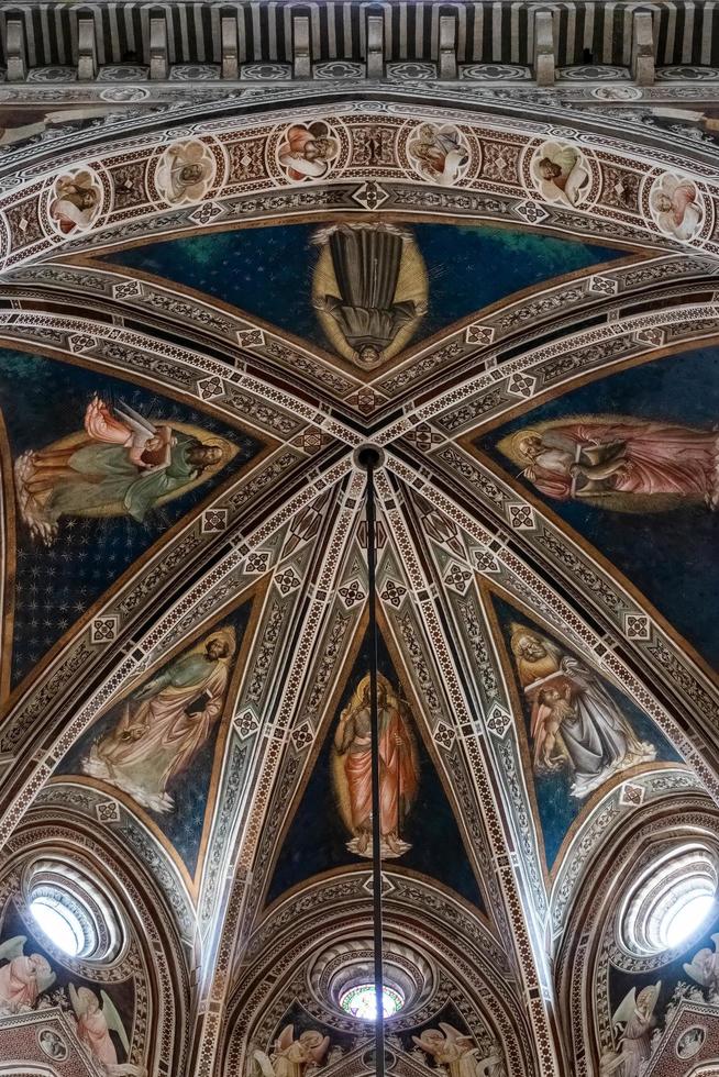 Florence, Toscane, Italië, 2019. Binnenaanzicht van het plafond in de kerk van Santa Croce foto