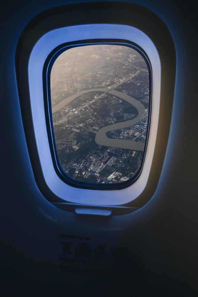 uitzicht op bangkok, thailand door het vliegtuigraam. afbeelding opslaan-pad voor raam van vliegtuig. foto