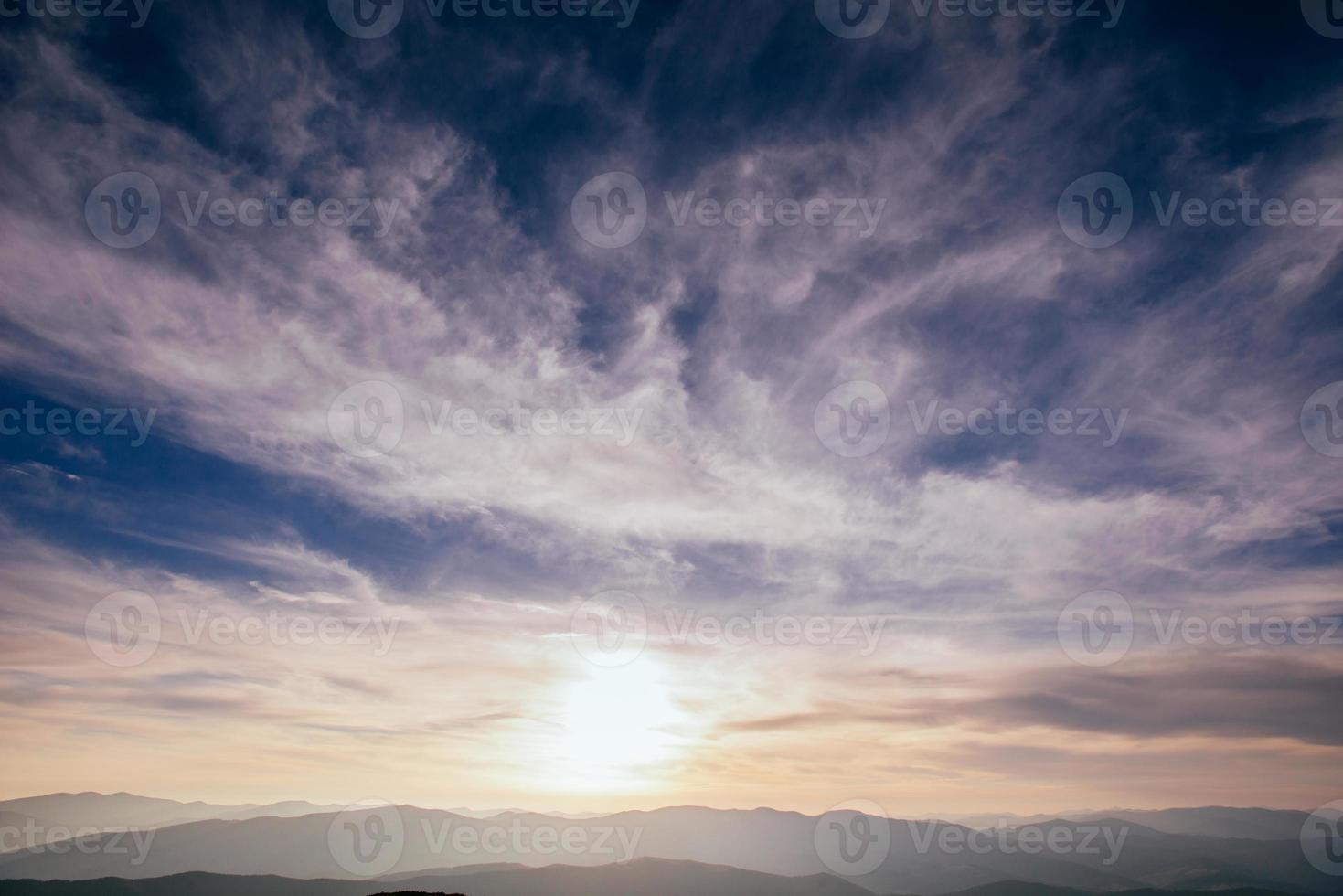 kleurrijke lucht met zon achtergrond foto