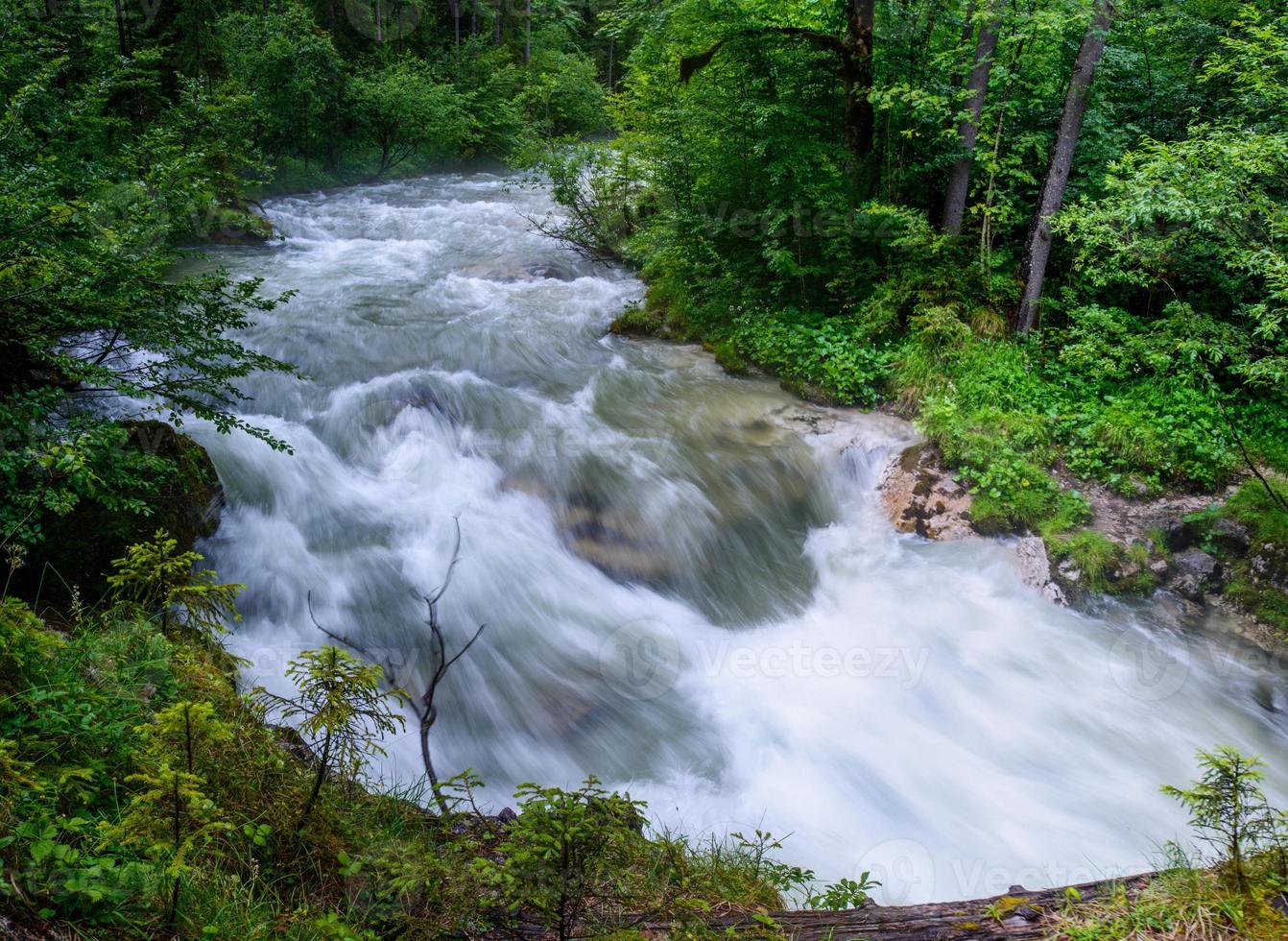 snelle rivier in de bergen foto