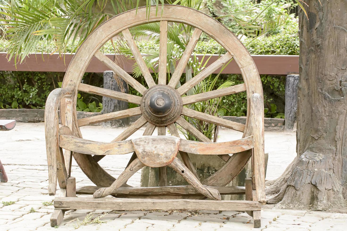 het houten wiel van een kar of buckboard. foto