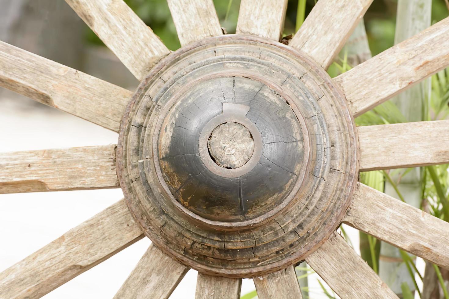 het houten wiel van een kar of buckboard. foto