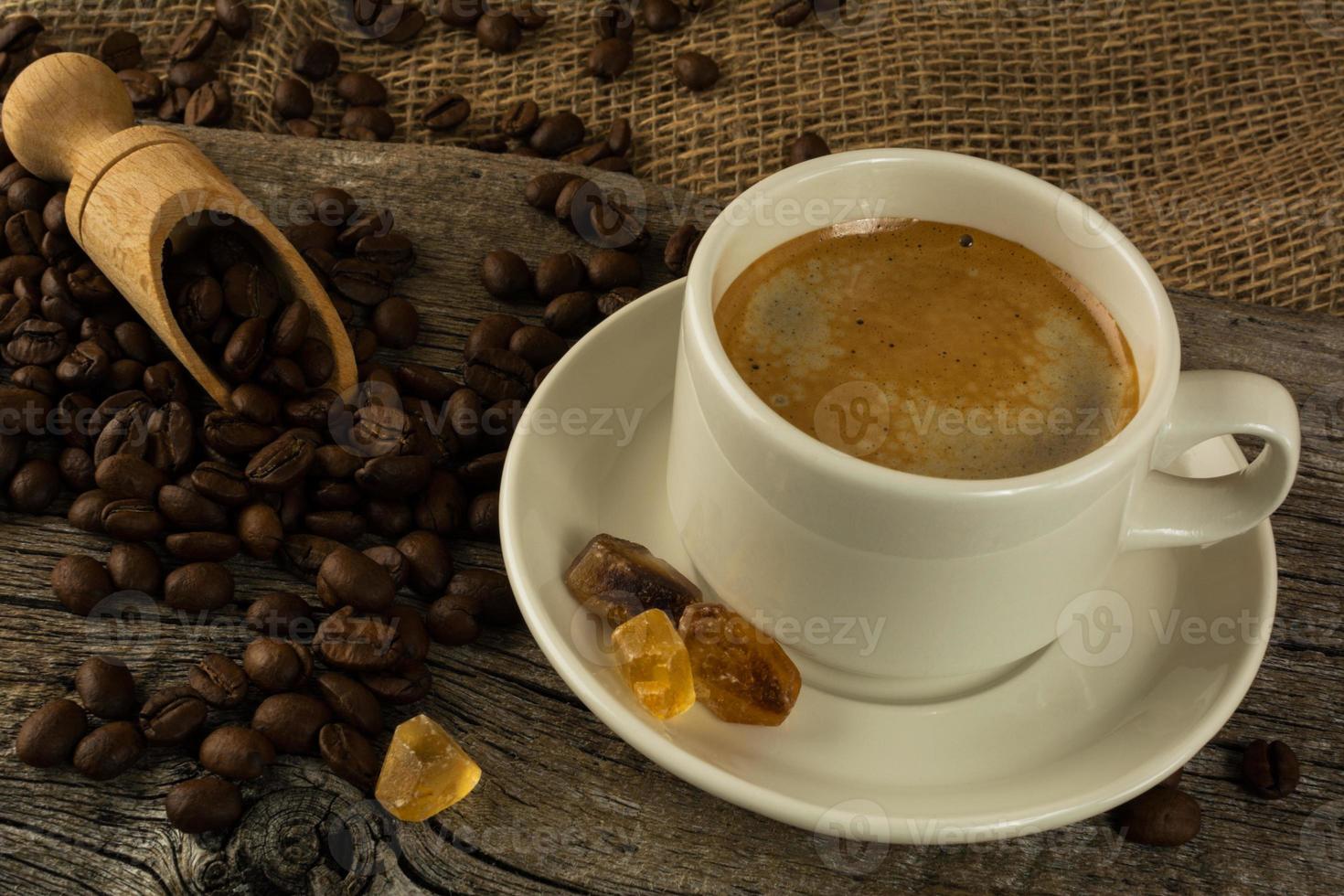 kopje koffie en bruine suiker foto