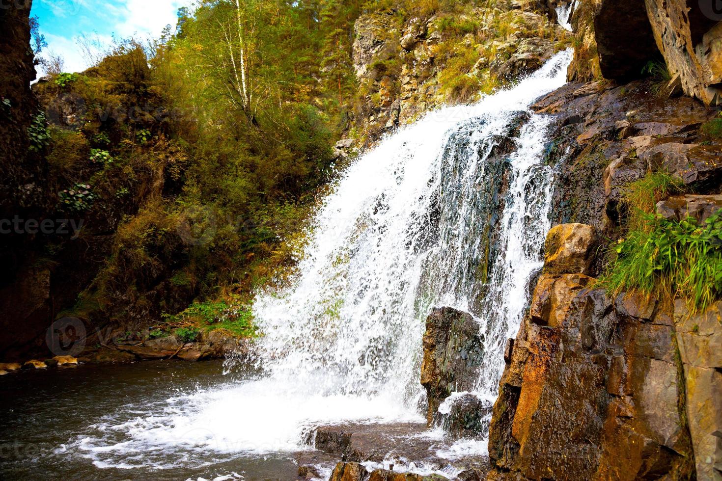 prachtige adembenemende waterval in de bergen foto