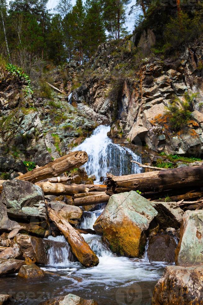 prachtige waterval in de rotsen foto