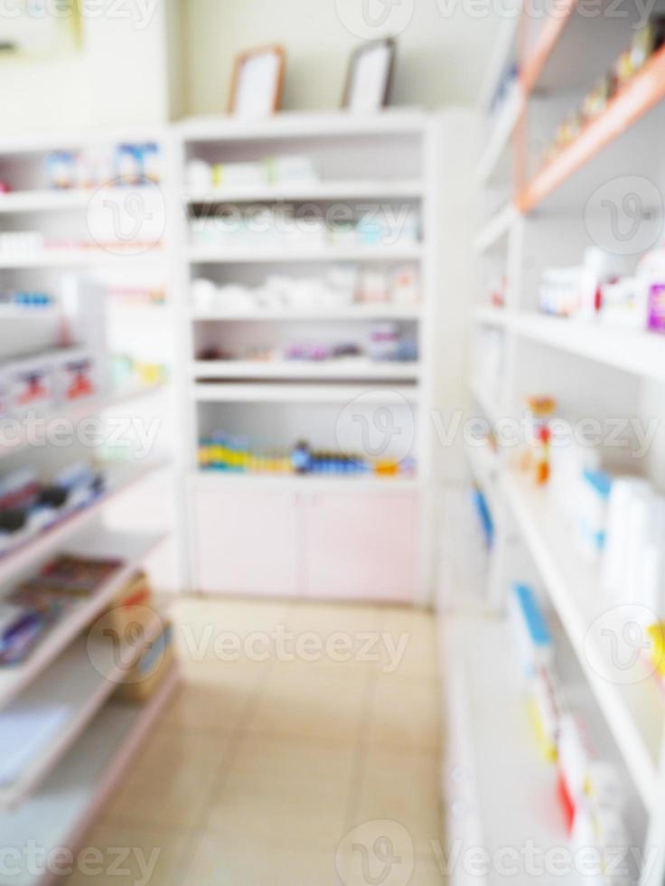 vervagen planken gevuld met medicijnen in de apotheek foto