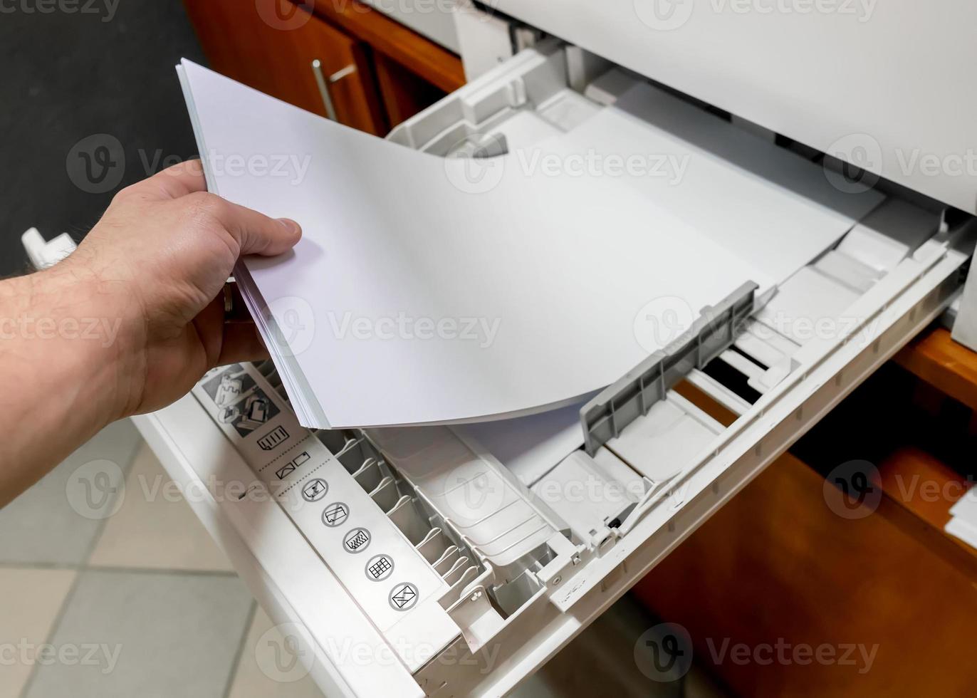 papier in printer. stelt de papierstapel in de laserprinter in. foto