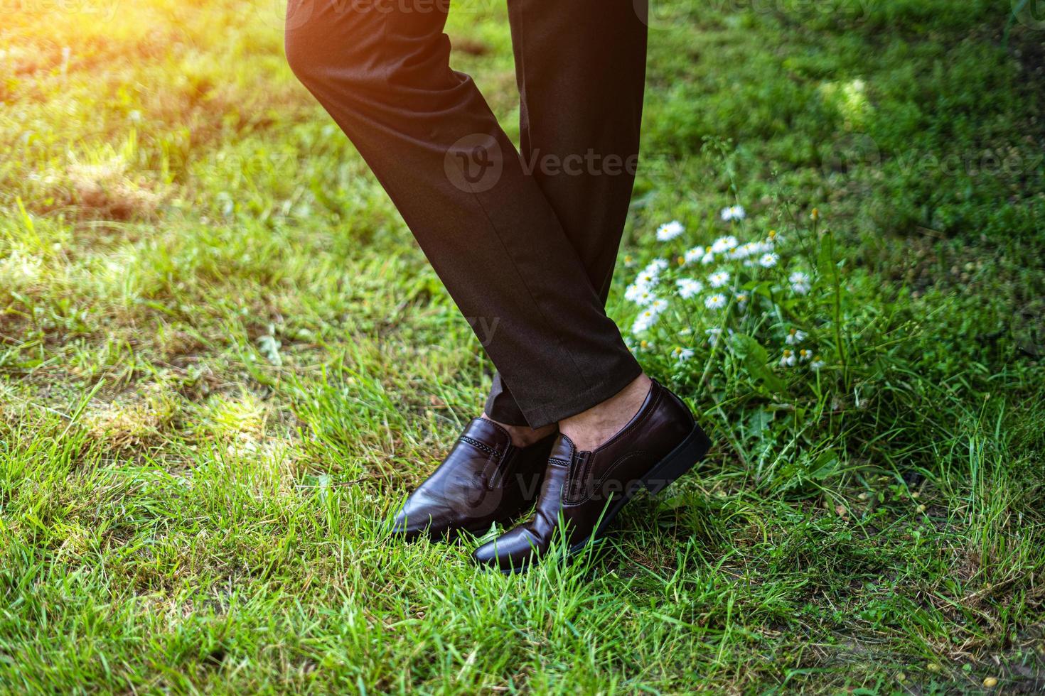 voeten in bruine schoenen close-up stockfoto bij Vecteezy