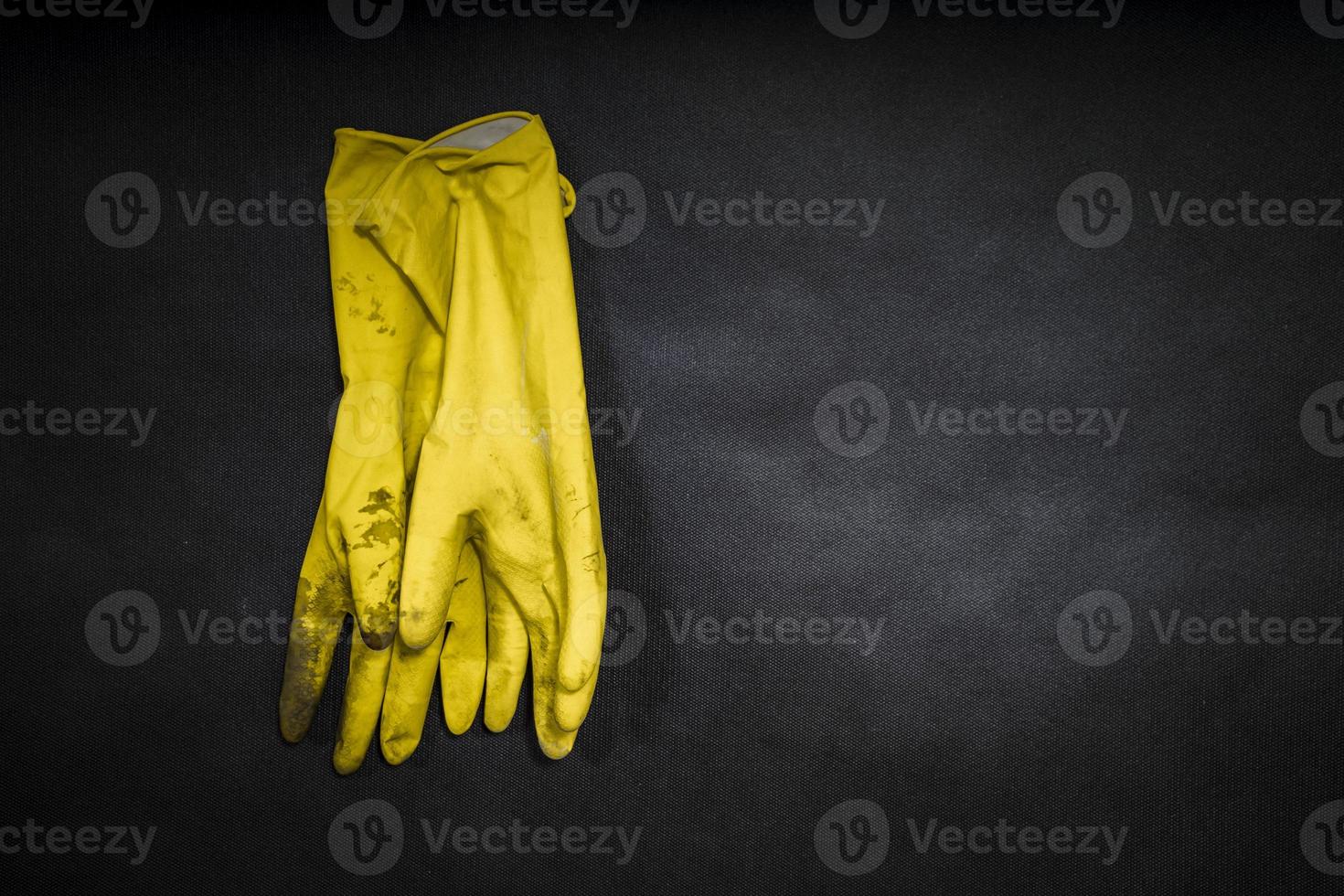 rubberen handschoenen gebruikt voor het reinigen van toilet, zwarte achtergrond foto