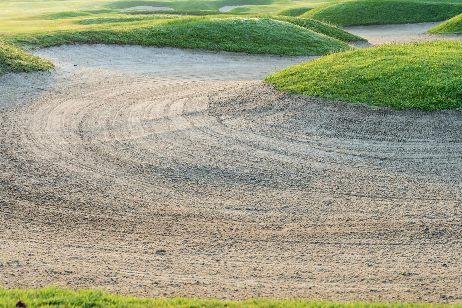 golfbaan zandbak achtergrond, obstakelbunkers worden gebruikt voor golftoernooien foto
