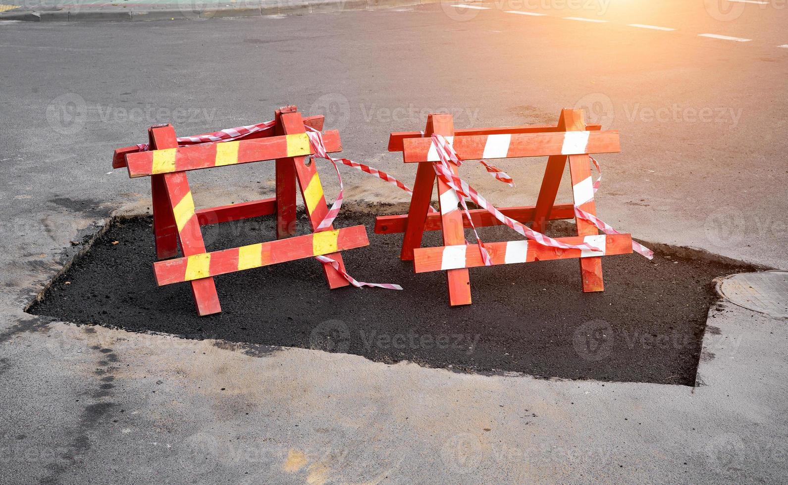 hekken tekenen weg reparatie in de stad foto