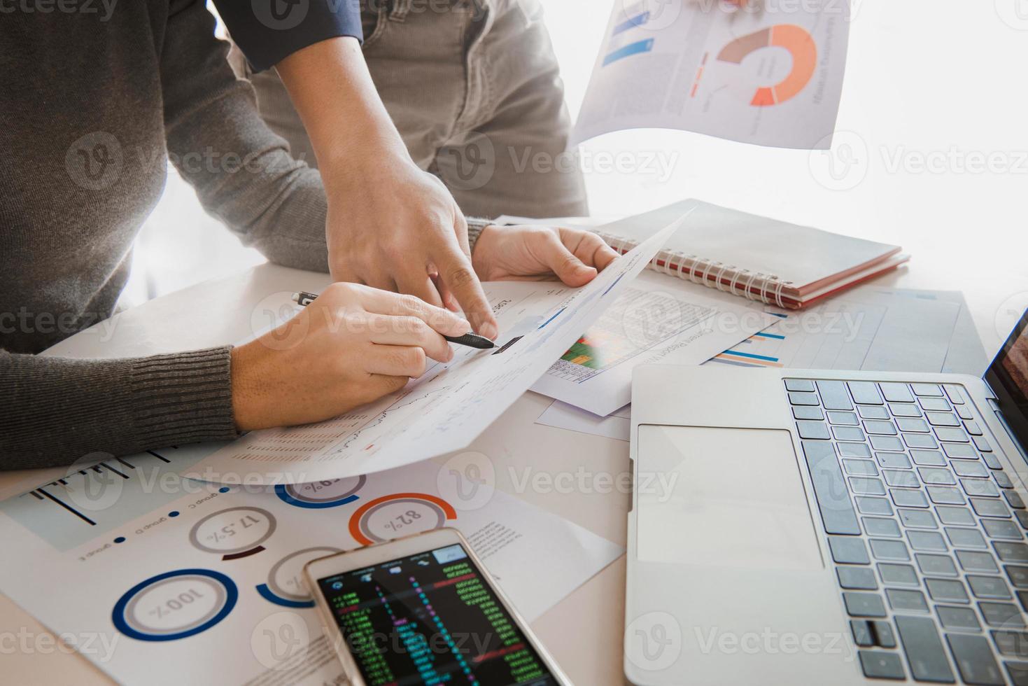 business team analyseert verkoopgegevens en economische groei grafiek op kantoor tafel met laptop en smartphone, brainstormen, bedrijfsstrategie en planning. foto