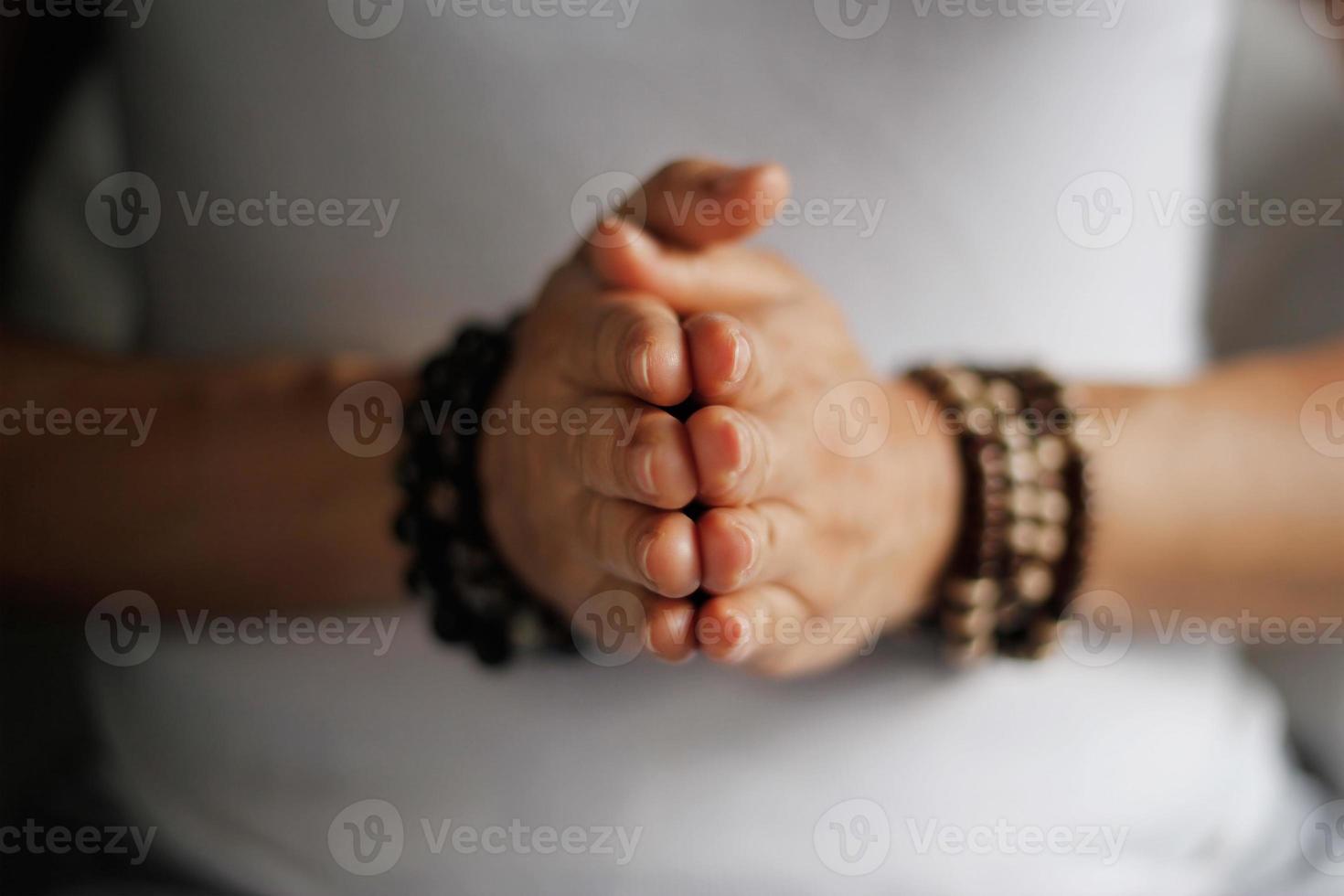 vrouw hand yoga pose. binnenshuis mediteren en bidden. foto