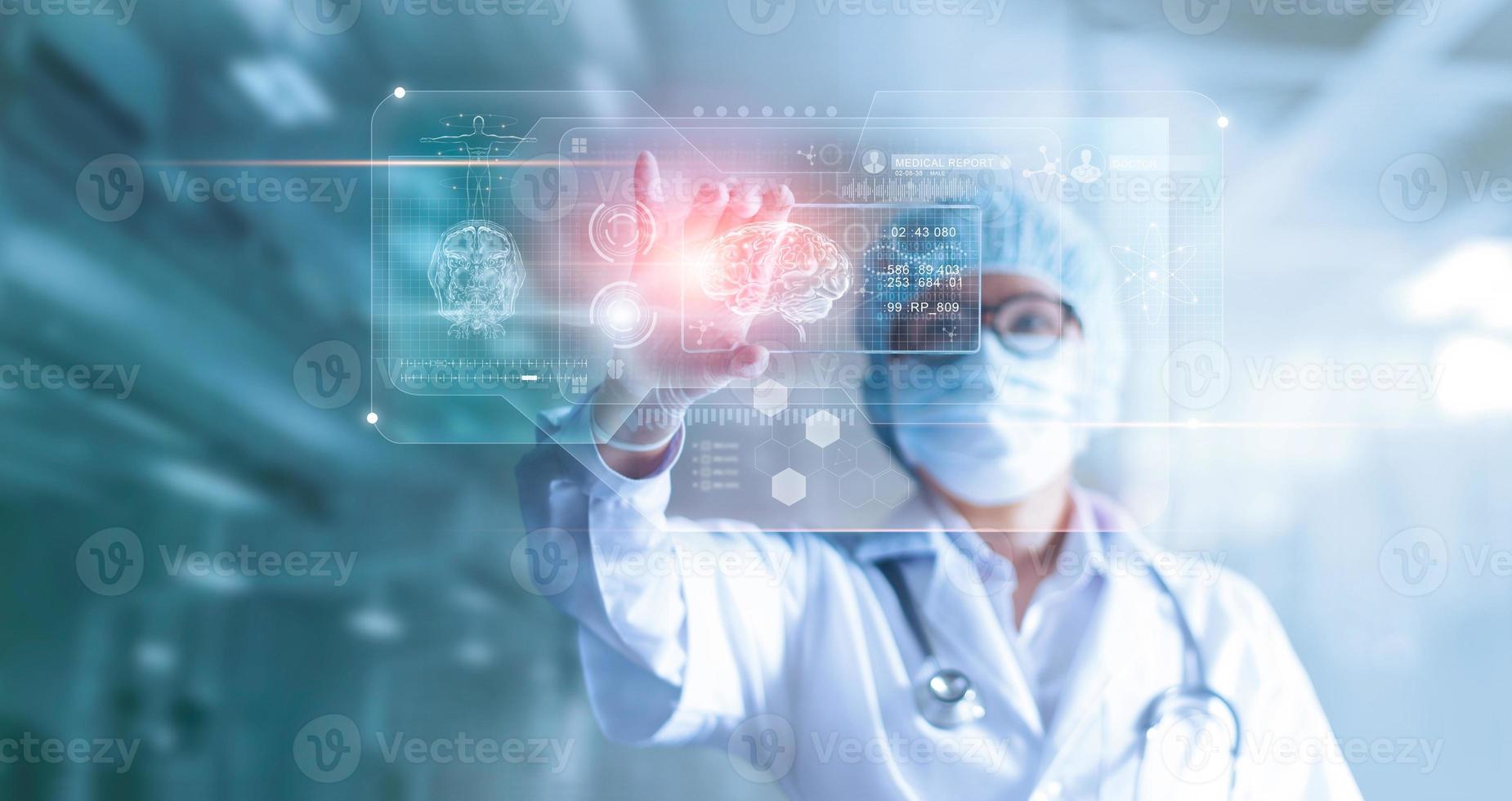 arts, chirurg die het resultaat van de hersentest van de patiënt en de menselijke anatomie analyseert op technologische digitale futuristische virtuele computerinterface, digitaal holografisch, innovatief in wetenschap en geneeskundeconcept foto