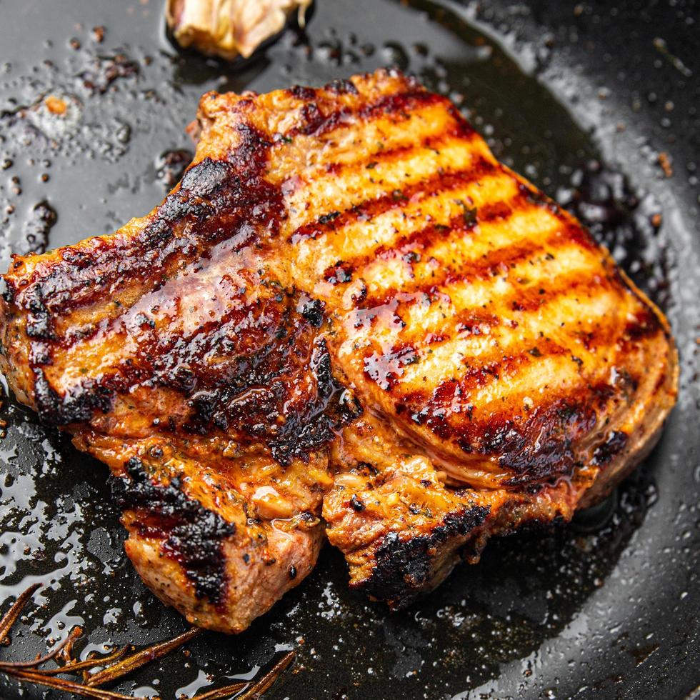 vlees steak grill varkensvlees gebakken rundvlees gezond eten verse maaltijd foto