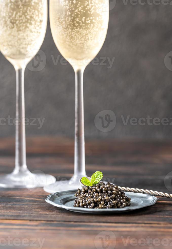 zwarte kaviaar met champagne foto