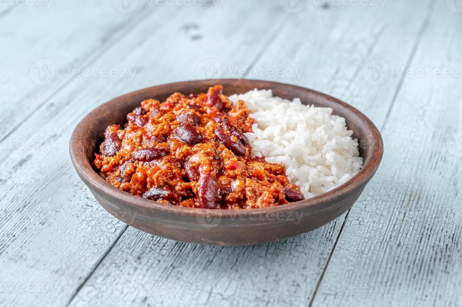 chili con carne geserveerd met witte rijst foto