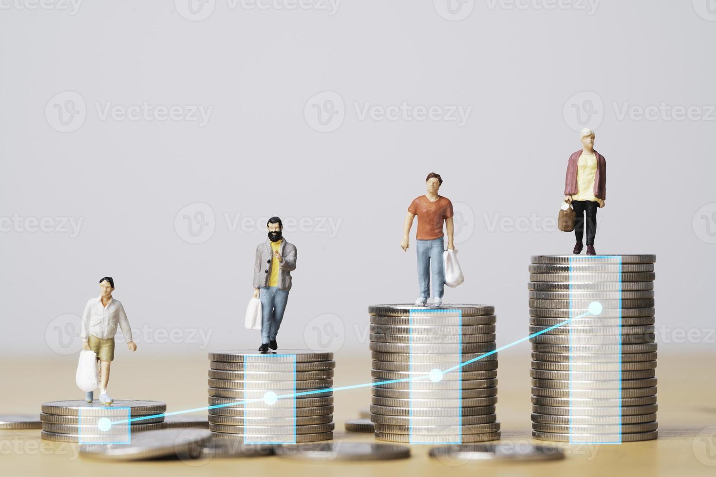 miniatuurfiguur van shopper die staat op toenemende munten die stapelen voor schulden uit het concept van de groei van de consumptie van huishoudens. foto