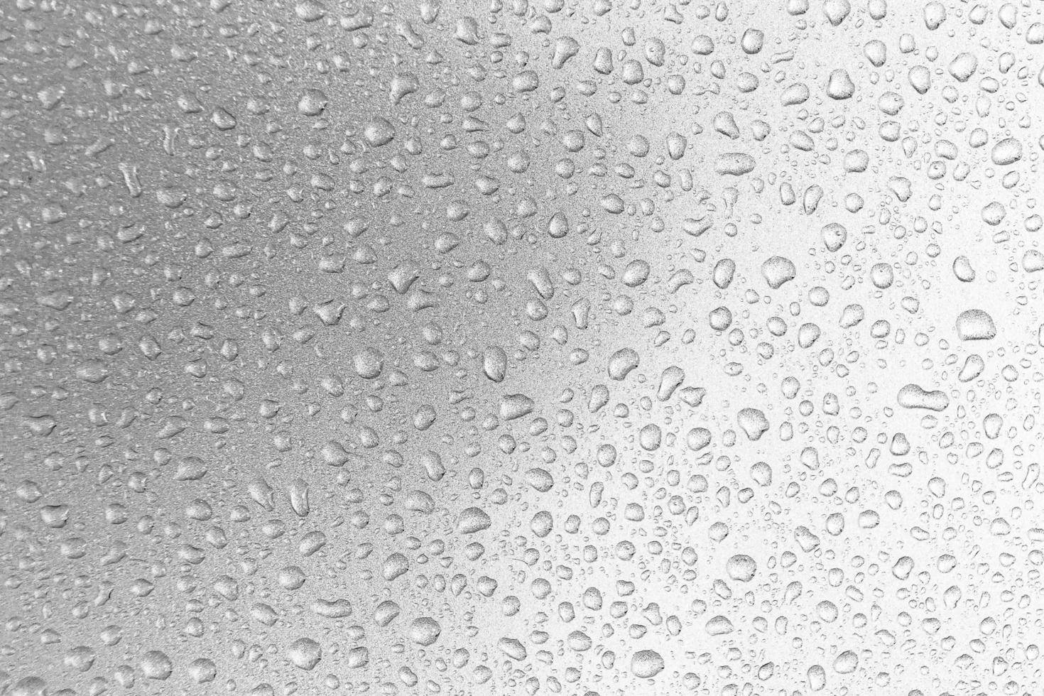 waterdruppels op grijze achtergrond bedekt met waterdruppels, bubbels in water. foto