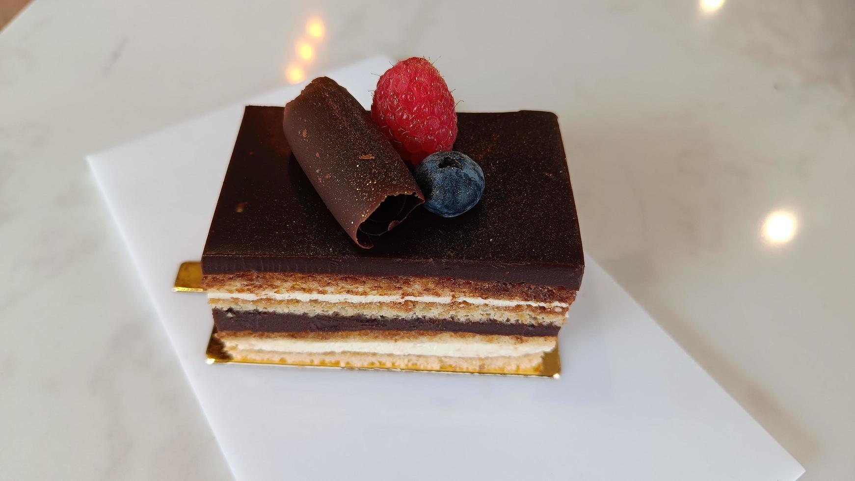 opera cake bij de a la carte desserts, taarten op een witte achtergrond. selectieve focus foto