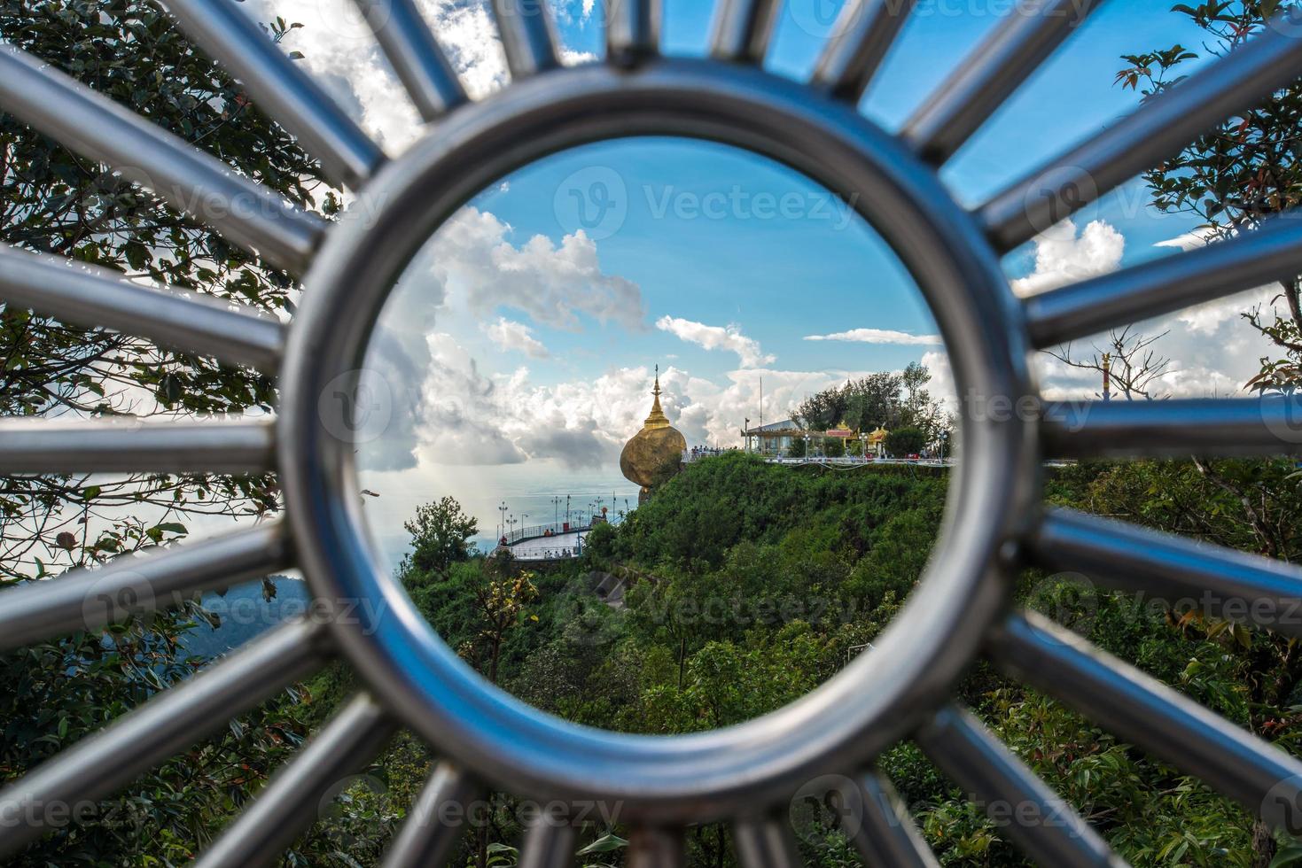 de gouden rotspagode of kyaikhtiyo-pagode, een iconisch boeddhistisch monument in de staat Shan, Myanmar. geweldig uitzicht kijk door hek. foto