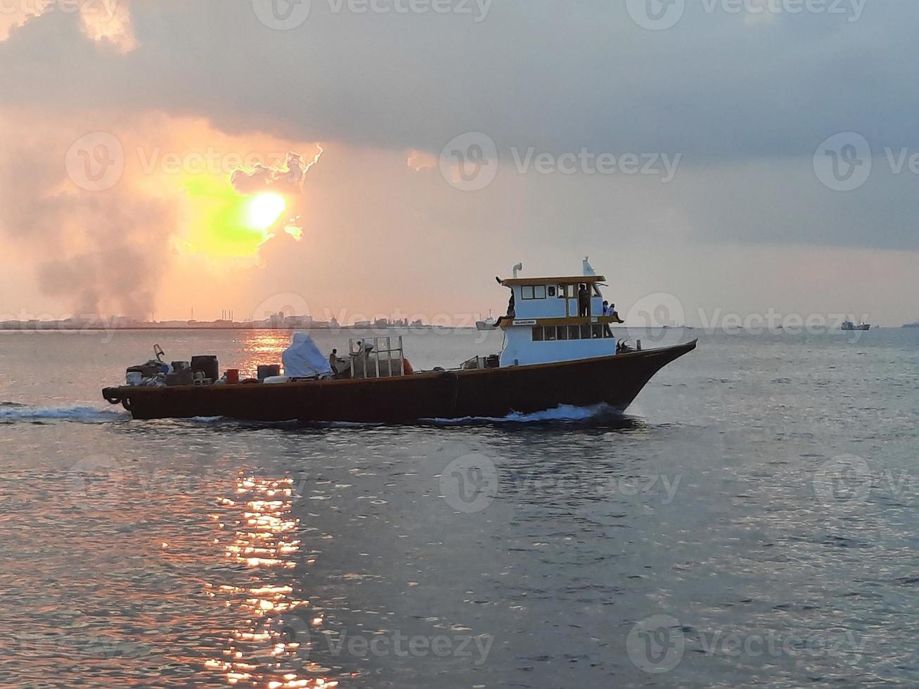 prachtige zonsondergang op het mannelijke strand, maldiven foto