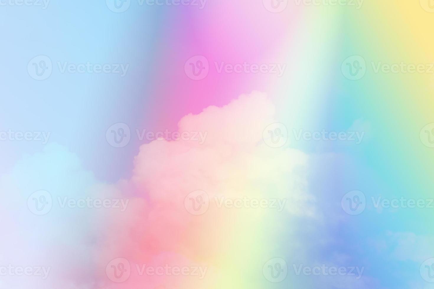 schoonheid zoete pastel roze geel kleurrijk met pluizige wolken aan de hemel. regenboog afbeelding in meerdere kleuren. abstracte fantasie groeiend licht foto