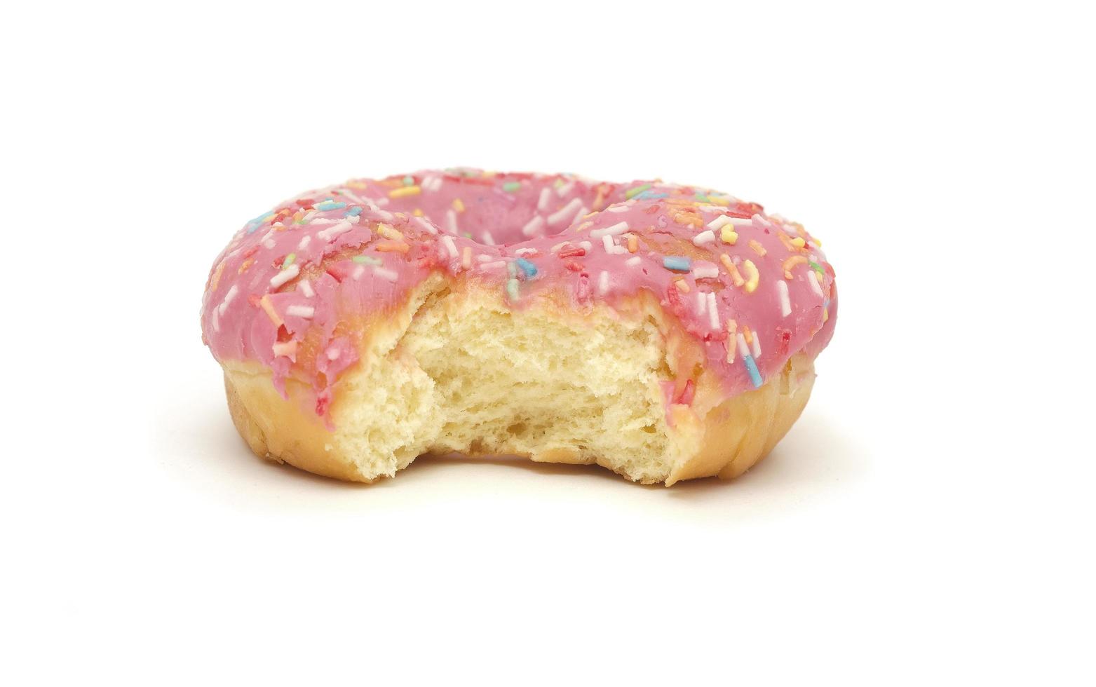 gebeten donut geïsoleerd op een witte achtergrond foto