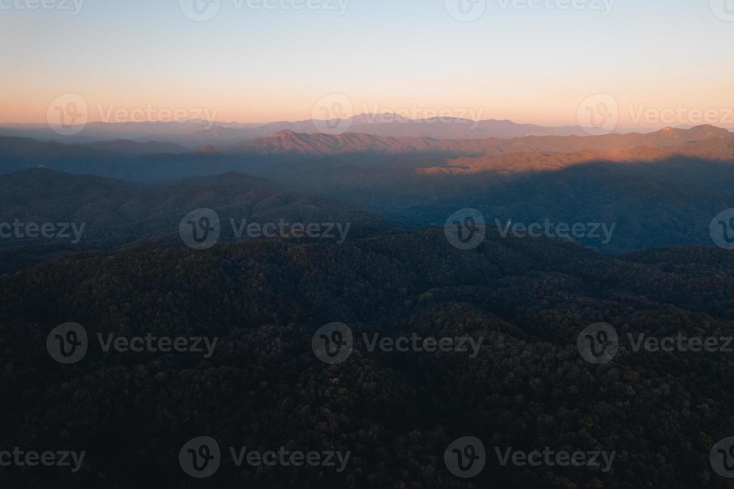 landschap, zomerlandschap op de berg in de avond foto