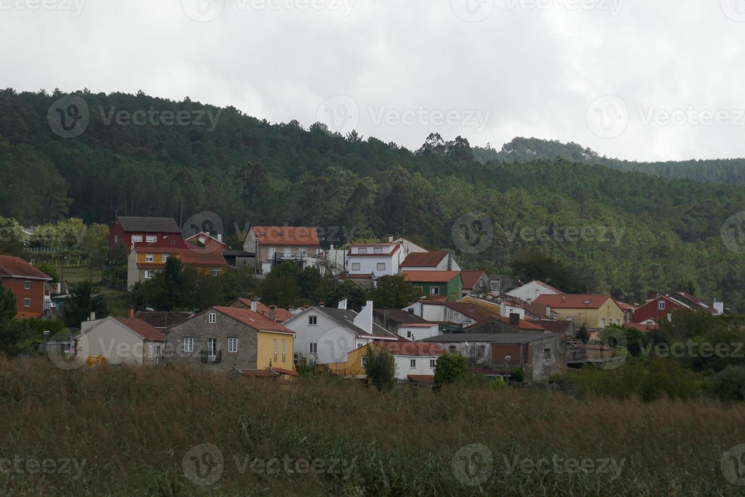 uitzicht op het dorp ponte nafonso in noia foto