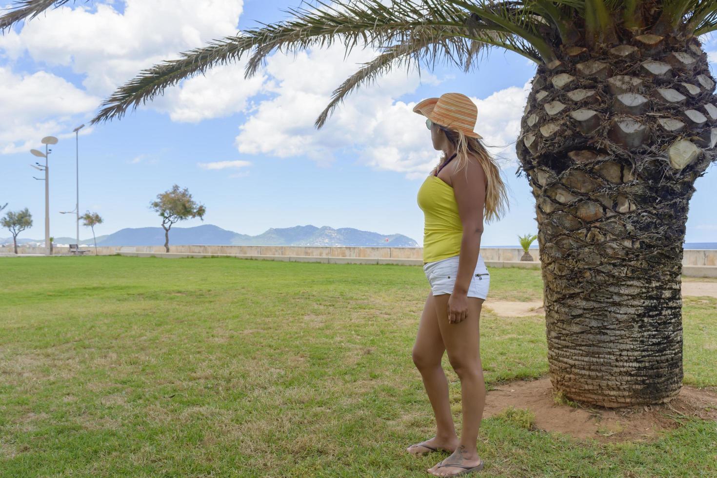 mooie en gelukkige latijnse vrouw met lang haar glimlachend, plezier hebbend, op vakantie in het concept van vakantie in mallorca foto