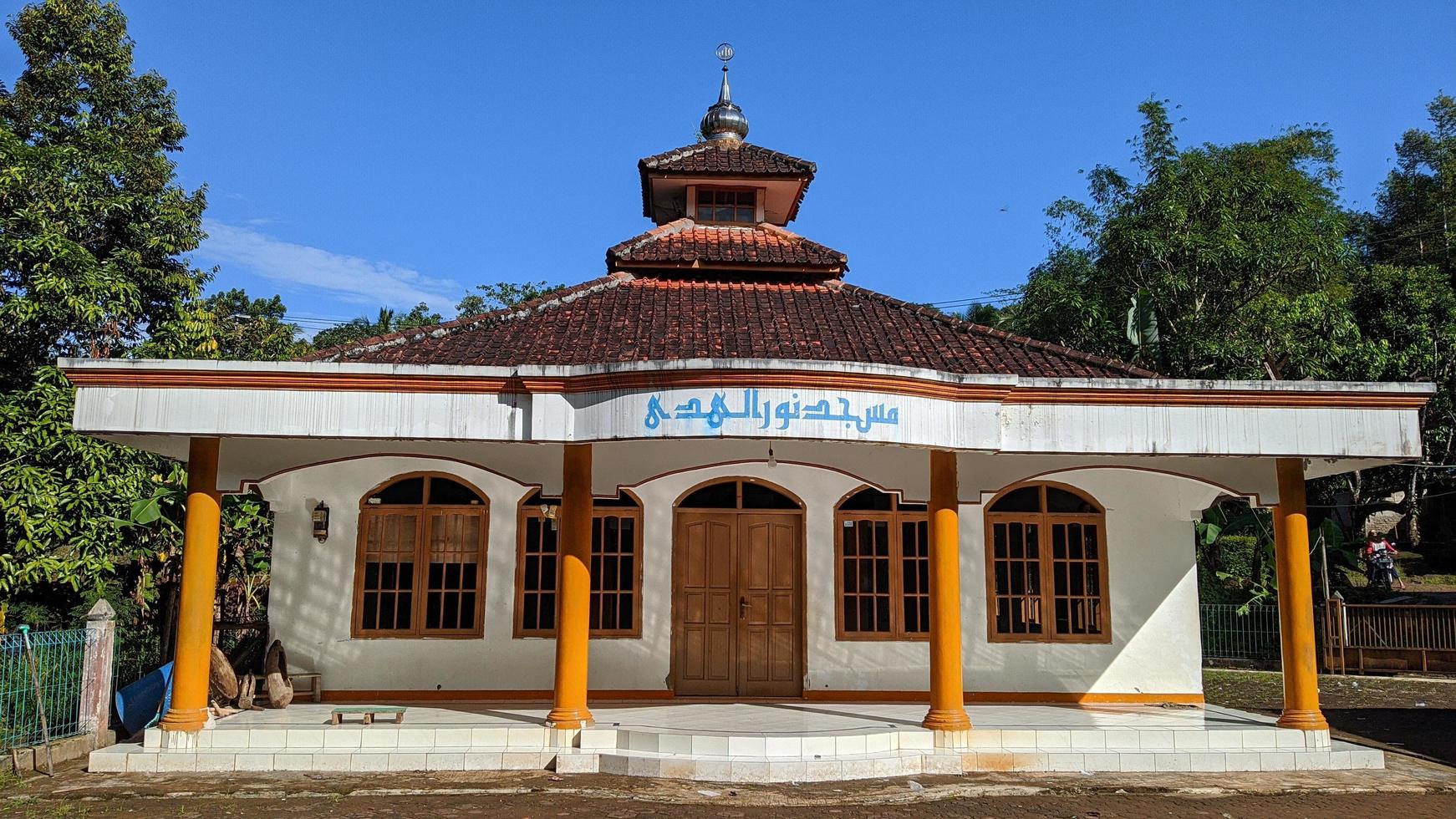 cianjur regentschap, west java, indonesië, 2022 - vooraanzicht van een moskee voor informatie over islamitische architectuur. foto's maken op een zonnige ochtend foto