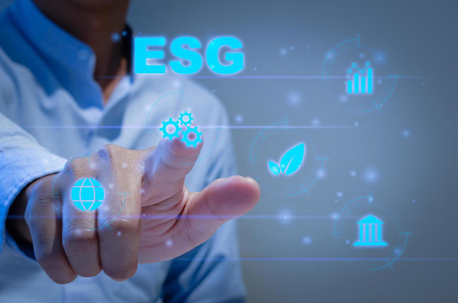 milieu sociaal en bestuur esg investeringen organisatiegroei die duurzaam is, is een zakelijk idee. man op pictogram esg woord bij de hand een virtueel scherm. foto