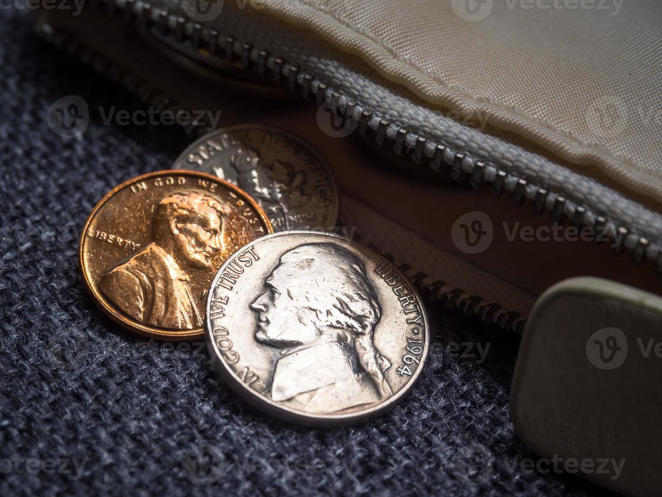 Amerikaanse dollarmunten die buiten de portemonnee worden geplaatst. foto