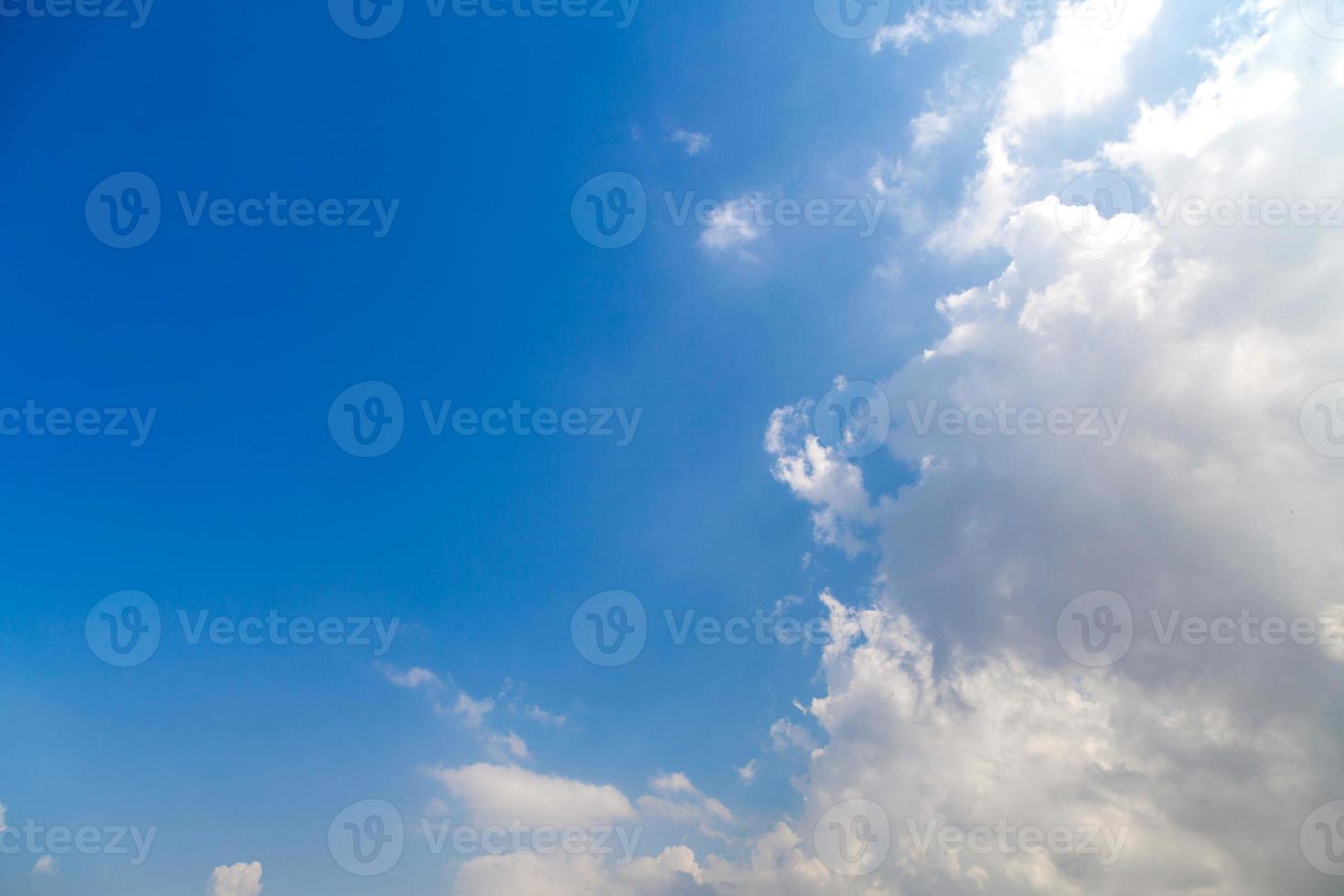 witte wolken in de blauwe lucht foto