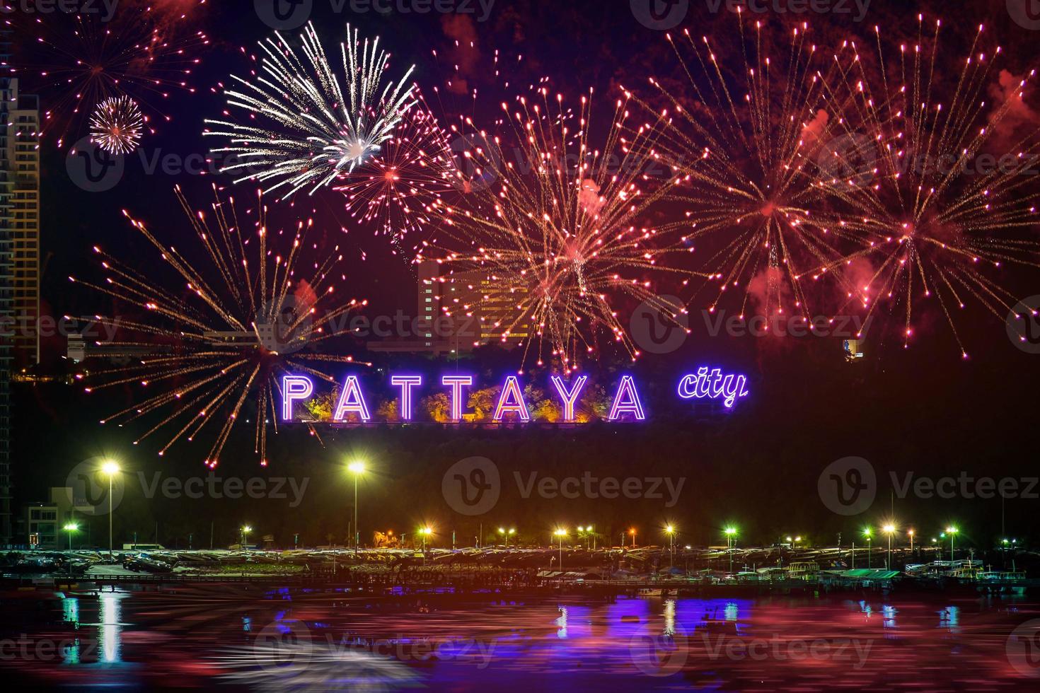 kleurrijk vuurwerk op het stadsalfabet van Pattaya in de nachtscène foto