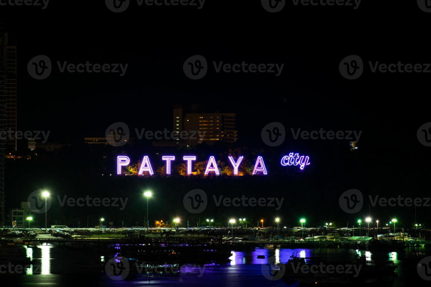 kleurrijk van het stadsalfabet van Pattaya in de nacht foto