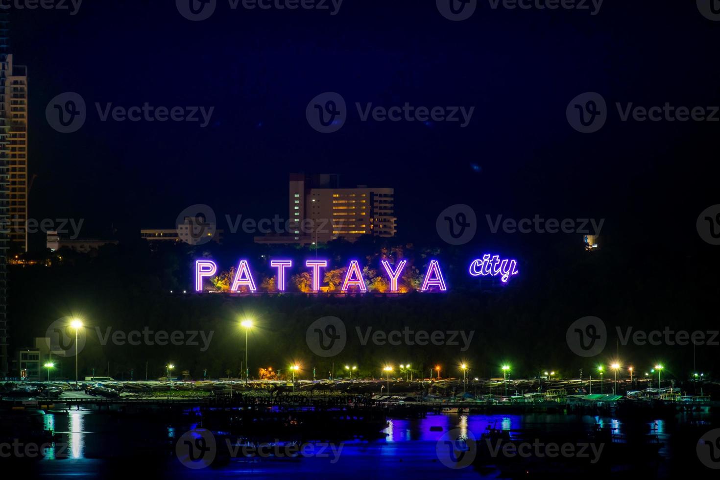 kleurrijk van het stadsalfabet van Pattaya in de nacht foto